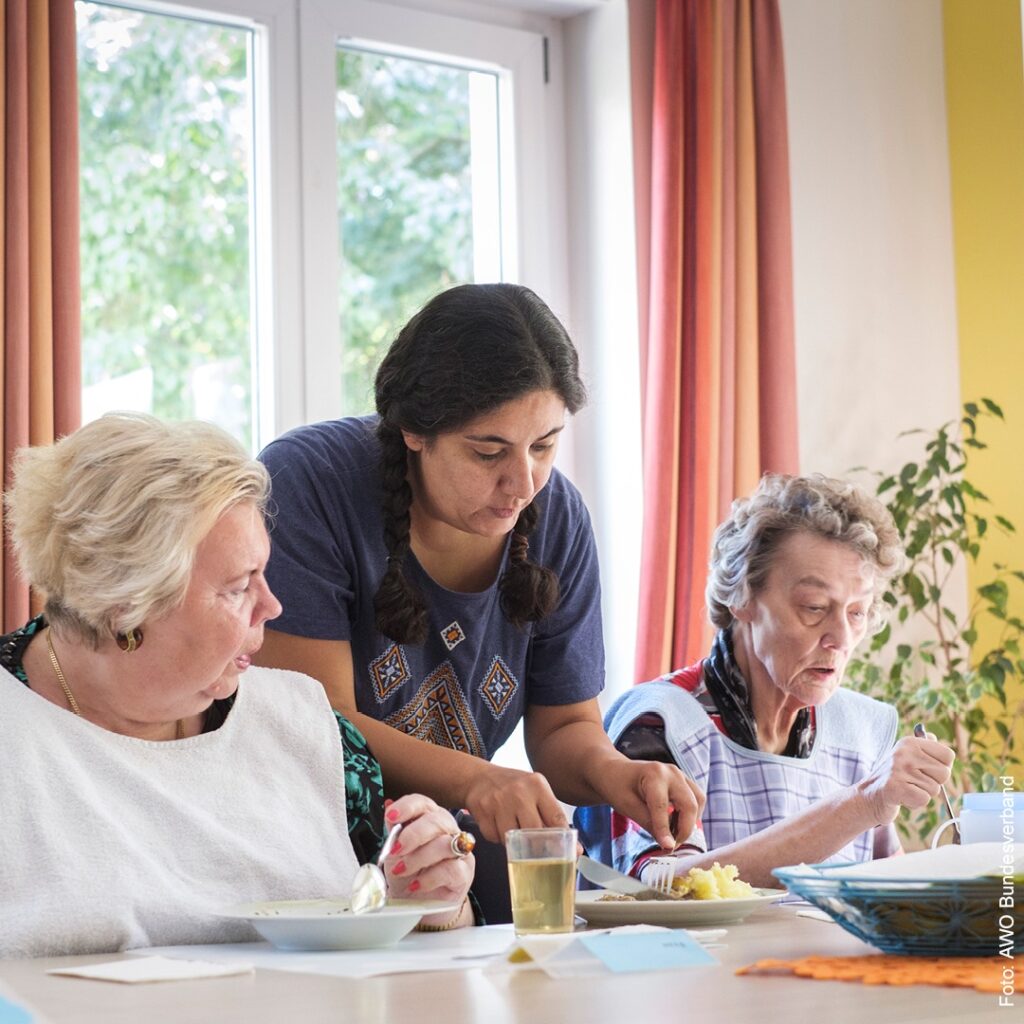 Eine Frau Pflegekraft hilft zwei alten Frauen Seniorinnen beim Essen