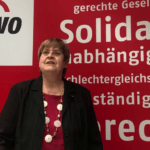 Margit Weihnert vor der AWO Messewand