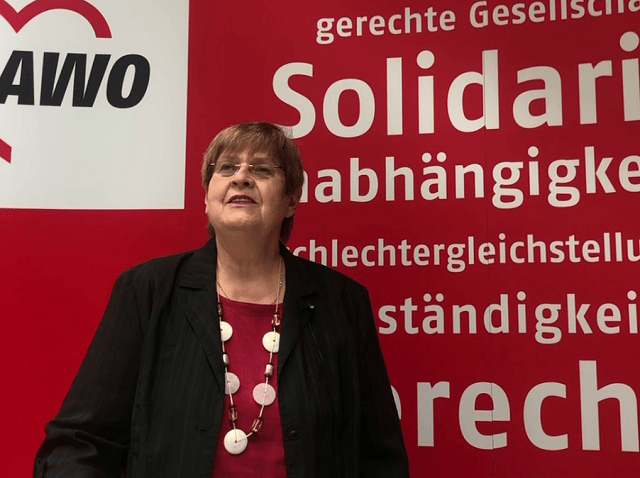 Margit Weihnert vor der AWO Messewand