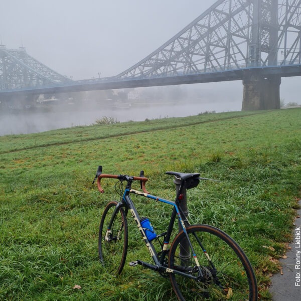 Fahrrad vor dem Blauen Wunder im Nebel