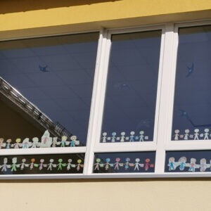 Ganz viele Figuren gegen Rassismus am Fensterbrett