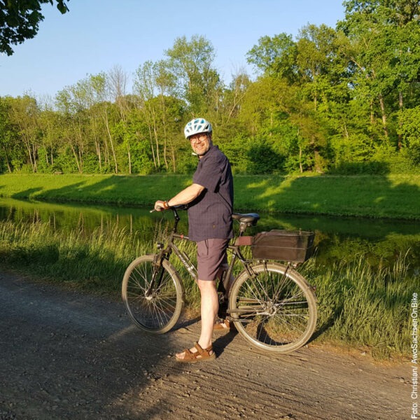 Christian mit seinem Fahrrad vor dem Elsterflutbecken in Leipzig