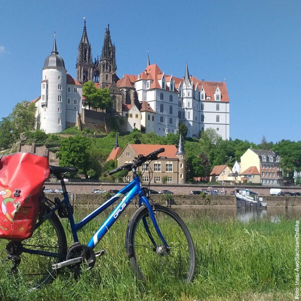 ein Fahrrad, im Hintergrund die Burg Meißen