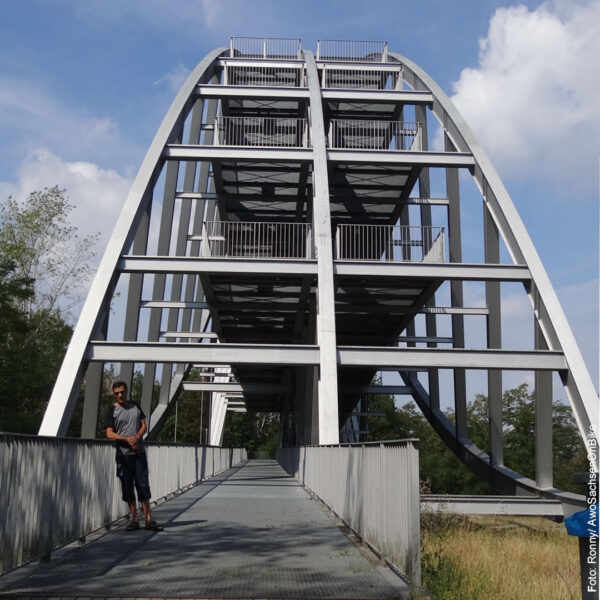 moderne Stahlbrücke, frontal fotografiert