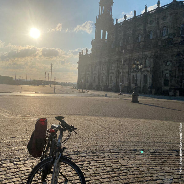 Fahrrad in der Morgensonne auf dem Theaterplatz in Dresden