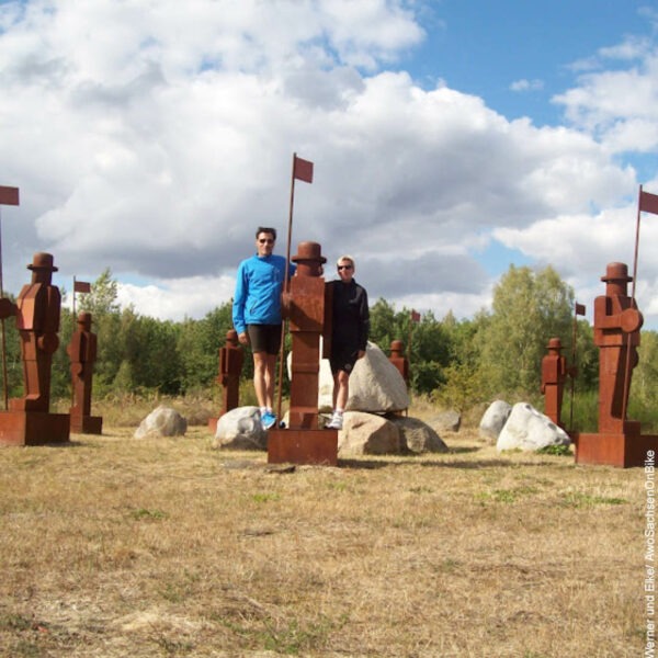 Werner und Elke posieren mit Stahl-Skulpturen
