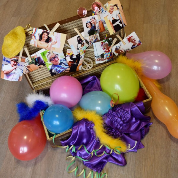 Luftballons und der bunte AWO Koffer mit Bildern