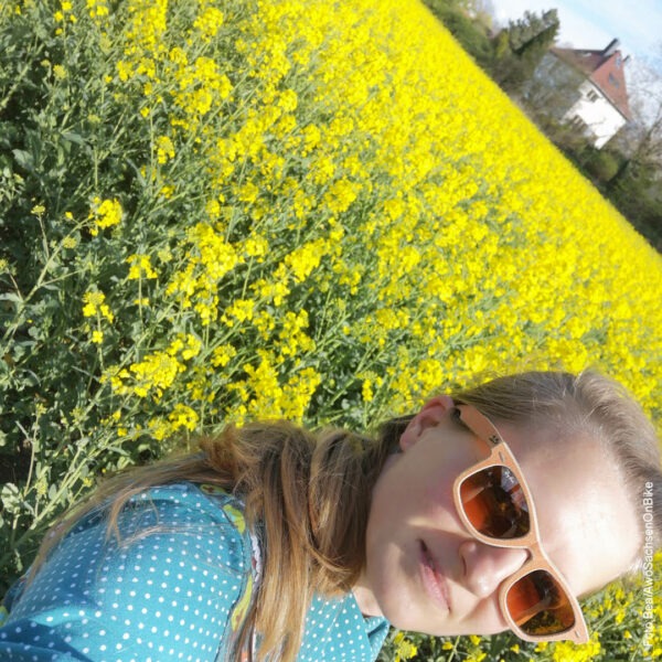 Selfie von Bea vor dem Rapsfeld