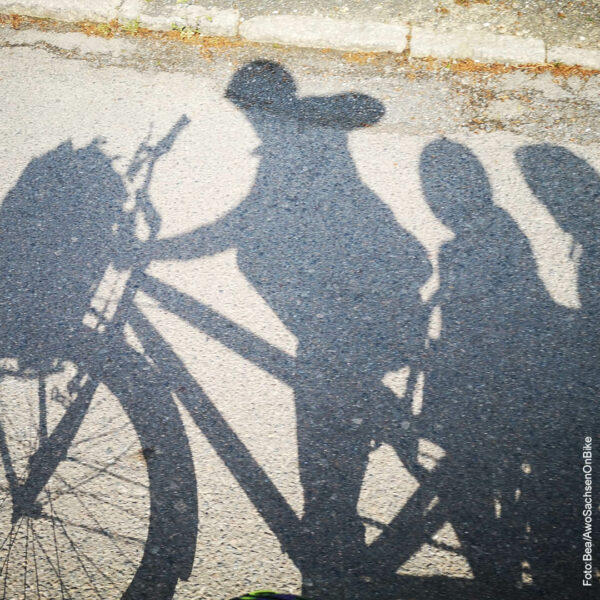 Fahrradschatten auf Asphalt