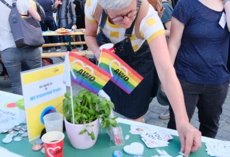 Interessierte Menschen am AWO-Stand