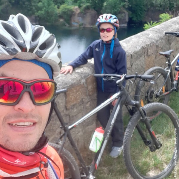 Selfie von Florian mit Sohn auf einer Fahrradbrücke
