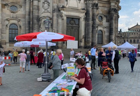 Langer AWO-Stand mit Flyern, Broschüren und Postkarten beim Gastmahl