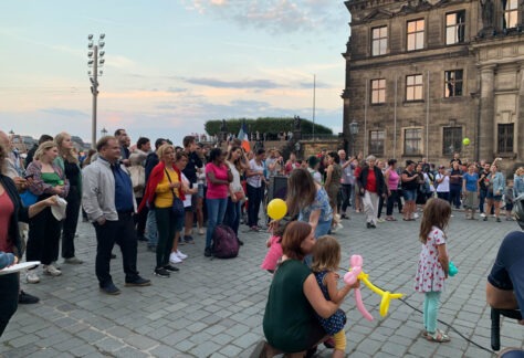 Menschen versammeln sich zum Gastmahl an der Augustusbrücke