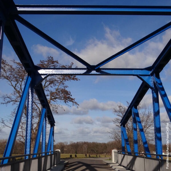 Blaue Stahlbrücke, darunter ein Fahrradweg
