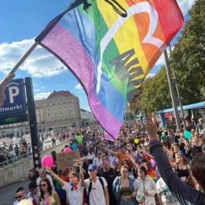 Die AWO Regenbogenfahne weht im Wind