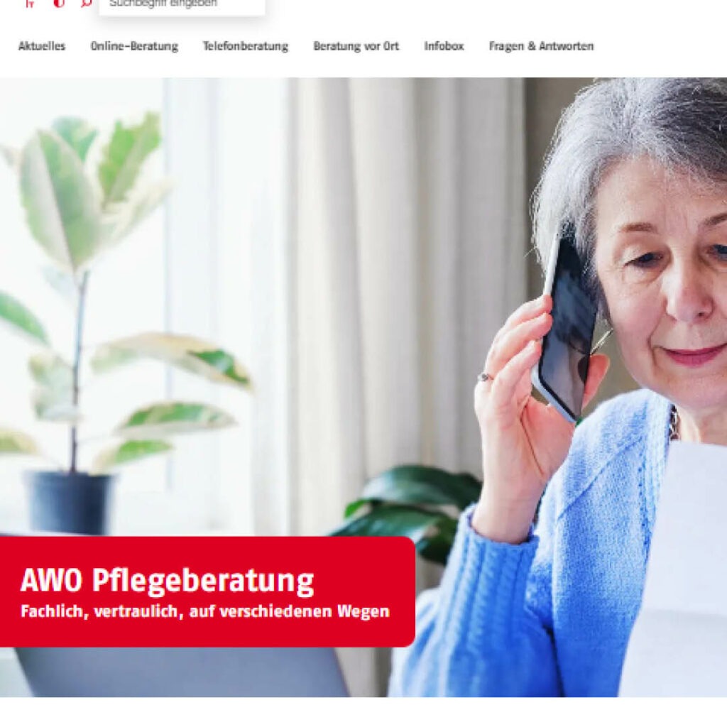 Eine ältere Frau lauscht am Telefon - Screenshot von der Seite der Pflegeberatung
