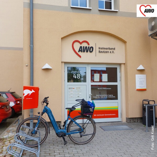 Fahrrad steht vor der AWO Geschäftsstelle in Bautzen