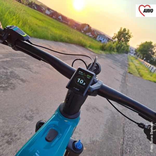 Lenker aus der Fahrradfahrerperspektive fotografiert, im Hintergrund der Sonnenuntergang