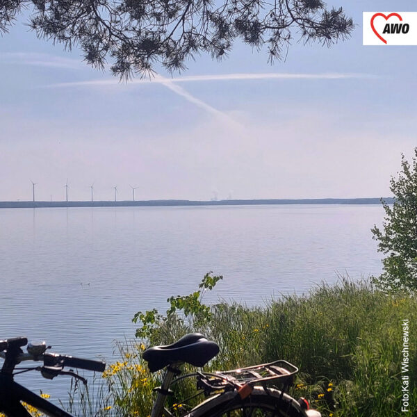 Fahrrad steht vor einem See