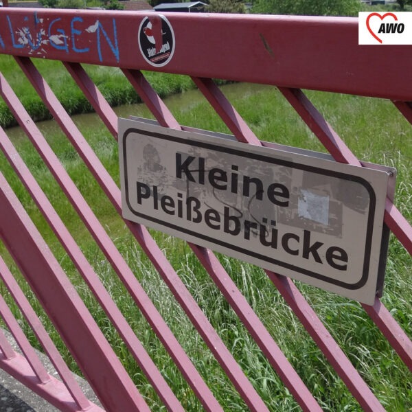 Brückengeländer mit Schild: Kleine Pleißebrücke
