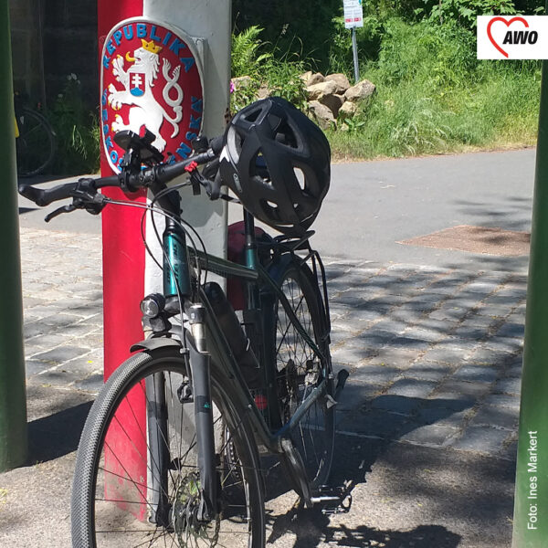 Fahrrad vor tschechischen Grenzstein