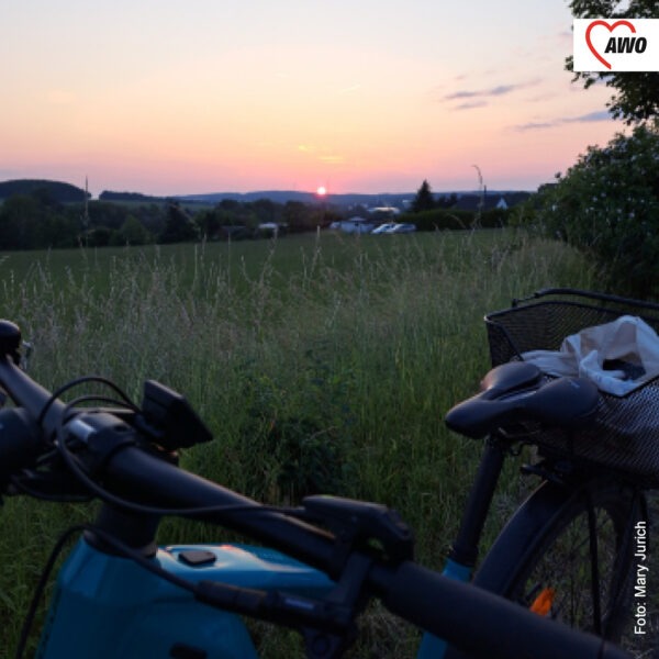 Teile eines Fahrrads auf einer Weise bei Sonnenuntergang