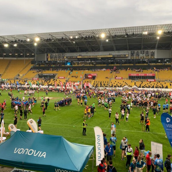 Blick auf den gefüllten Rasen des Dynamo Stadions