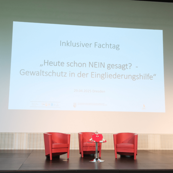 Die Bühne beim inklusiven Fachtag „Heute schon NEIN gesagt? – Gewaltschutz in der Eingliederungshilfe“
