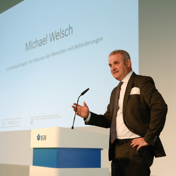Michale Welsch hält eine Rede beim Fachtag