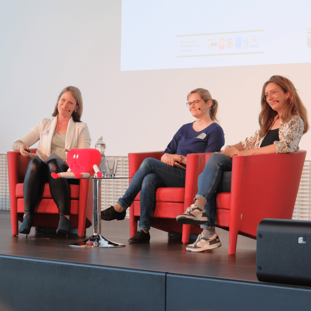 Vanessa Kießling, Judit Assenheimer und Bianca Stephan sprechen über die Geschichte der Fachstelle KogGE