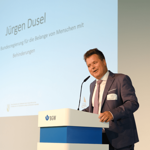 Jürgen Dusel hält eine Rede beim Fachtag