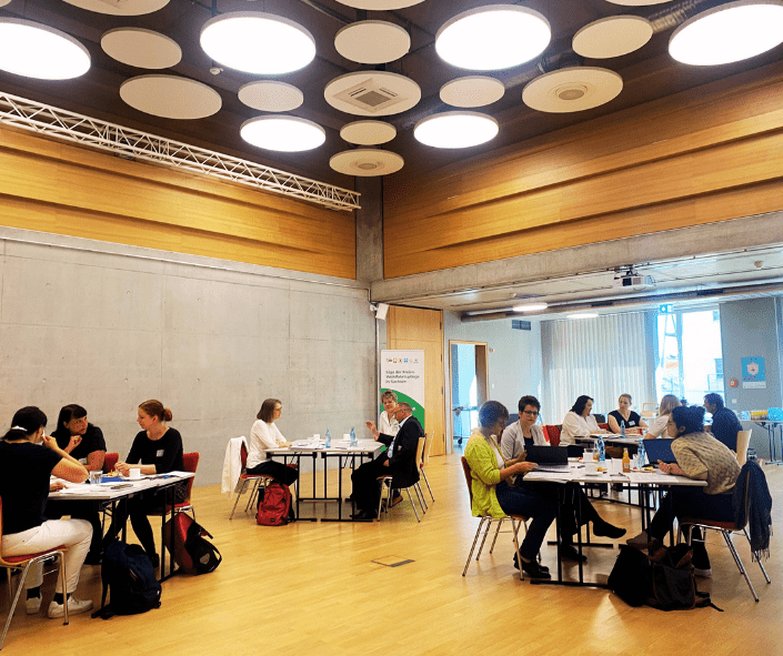Blick auf die Teilnehmenden im Herbert-Wehner-Forum beim Parlamentarischen Frühstück