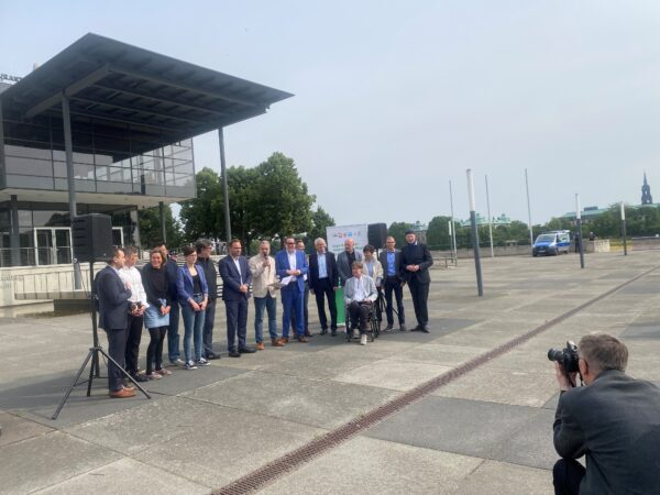 Ein Reporter fotografiert die Teilnehmenden