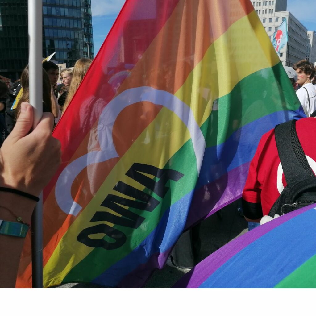 AWO-Regenbogenfahne, im Hintergrund der Potsdamer Platz