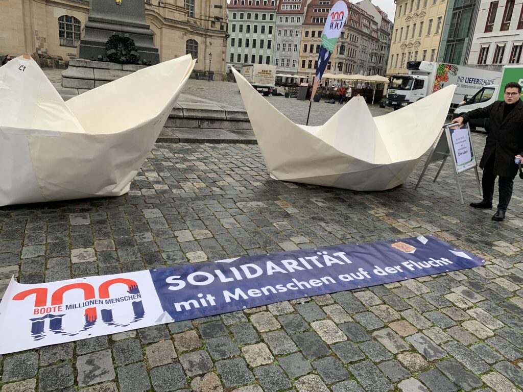 Zwei riesige Papierboote vor der frauenkirche in dresden