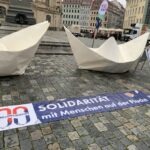 Zwei riesige Papierboote vor der frauenkirche in dresden