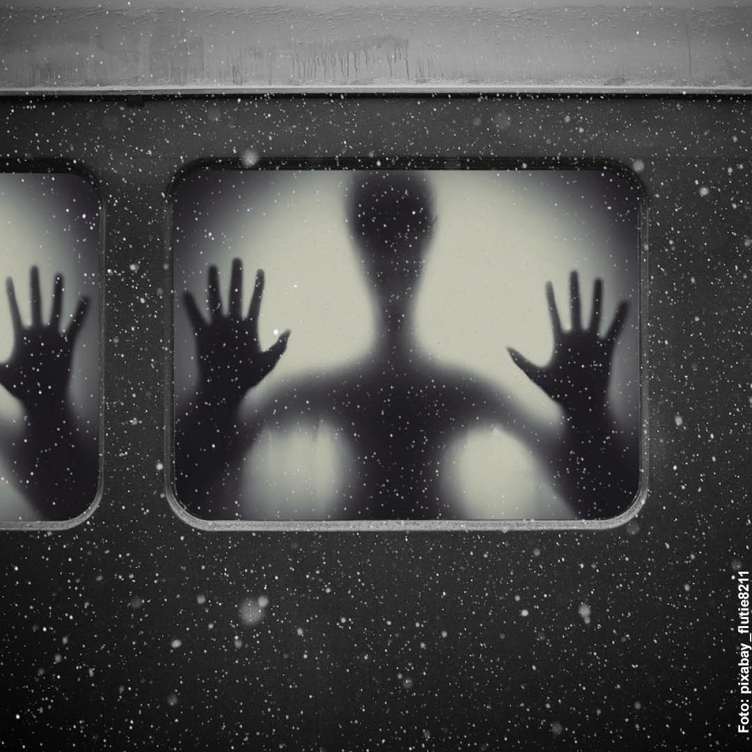 Ein schwarzer Schatten mit Händen schauen aus dem Zugfenster