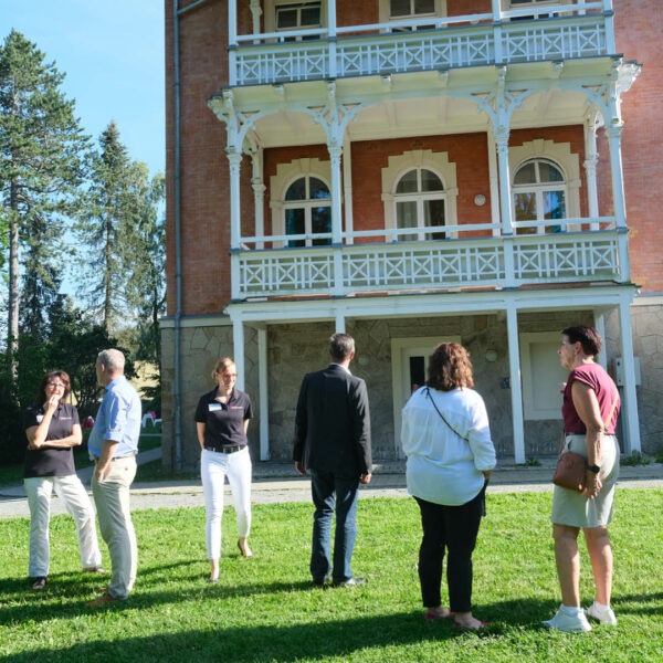 Vor den historischen Balkonen des Hauses