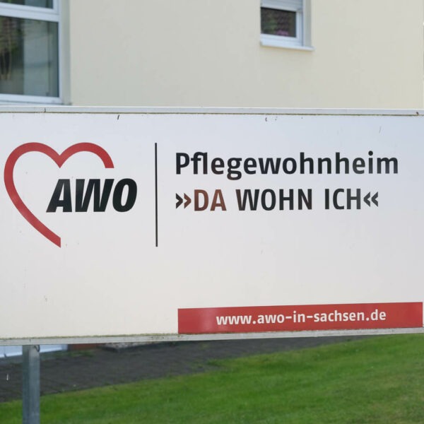 Schild des Pflegewohnheims DA WOHN ICH