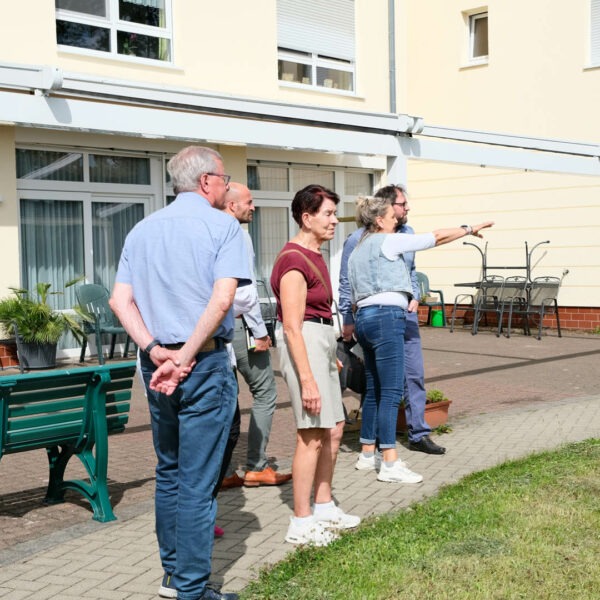 Frau Günther erklärt die Besonderheiten des Hauses