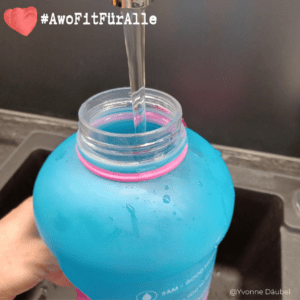Eine Wasserflasche wird mit Leitungswasser gefüllt
