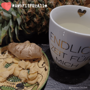 Eine Tasse Tee und daneben geschnittener Ingwer