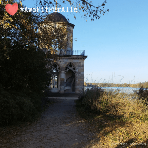 Ein kleiner Turm vor einem See