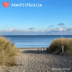 Blick vom Strand auf das Meer mit strahlend blauen Himmel