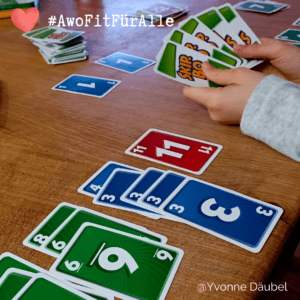 Auf einem Tisch liegen Karten von dem Spiel Skipbo
