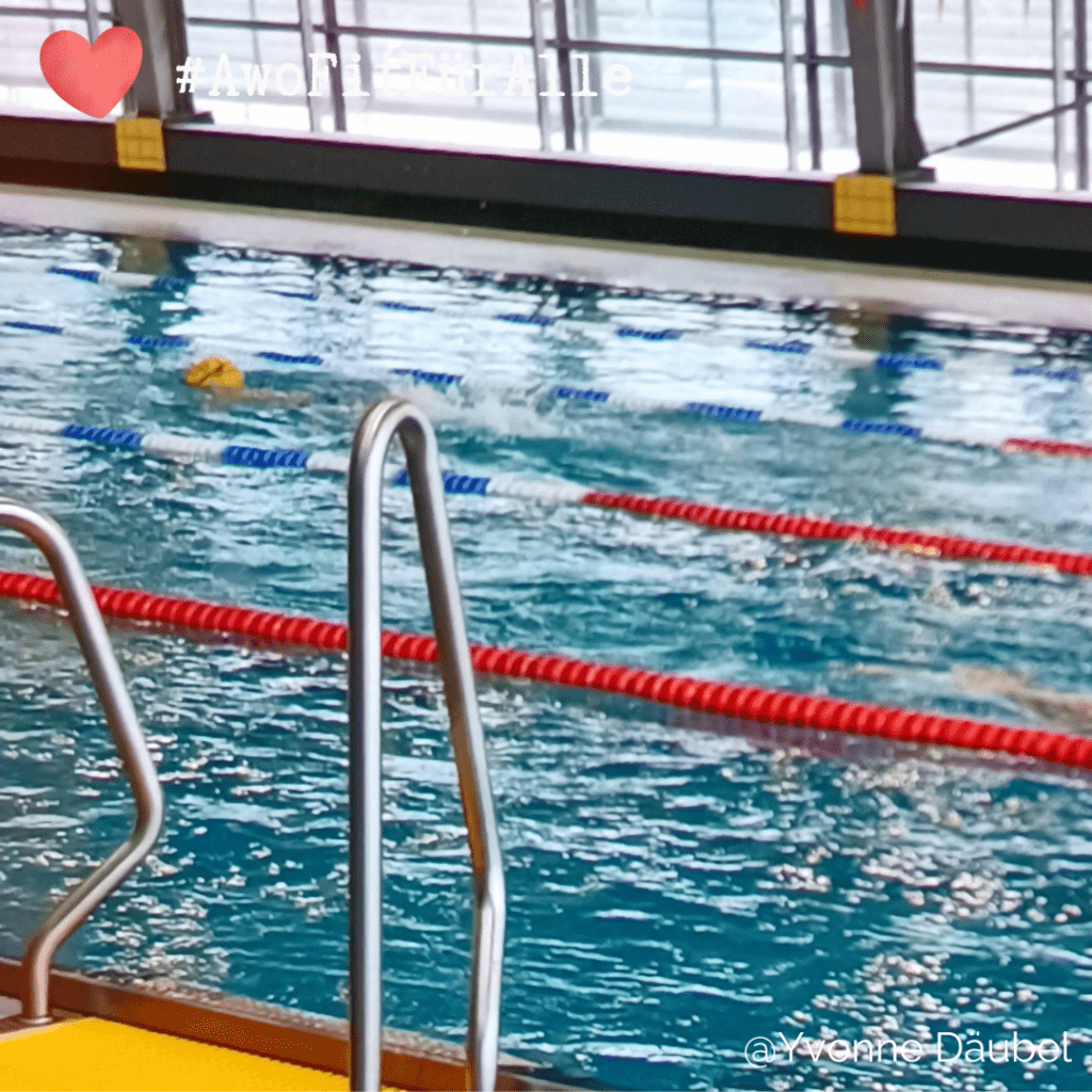 Ein großes Schwimmbecken