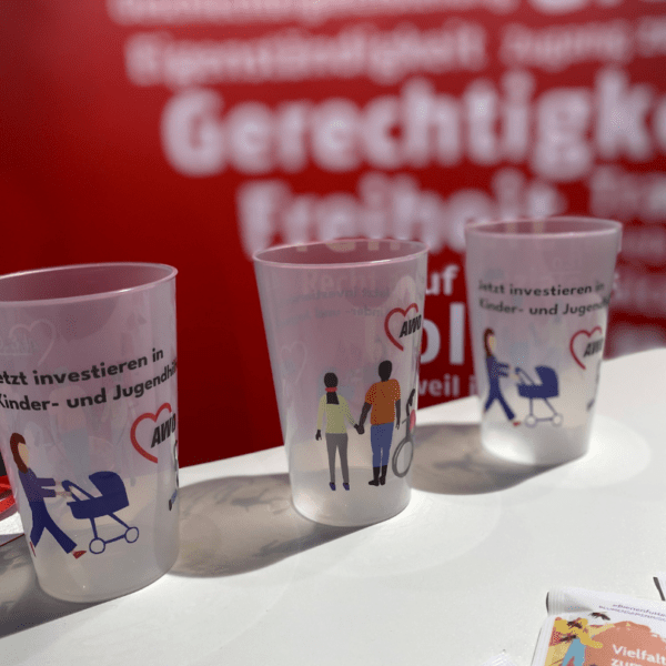 unsere neuen AWO Cups zur Kinder- und Jugendhilfe