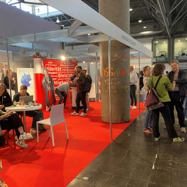 Blick auf den AWO Stand und die beklebte Säule
