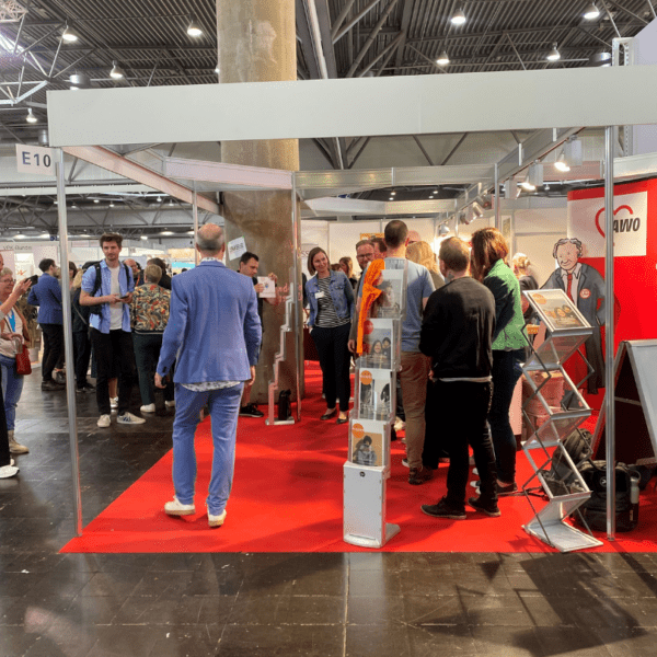 Viele Menschen auf dem AWO Messestand