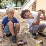 Zwei Jungs spielen im Sand